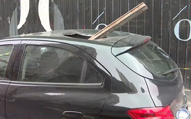 Mulher fica ferida depois que ser atingida por viga de prédio em obras