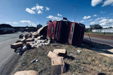 Motorista é lançado para fora de carreta que tombou na BR-381