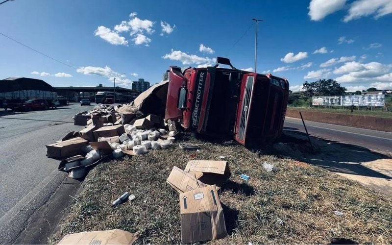 Motorista é lançado para fora de carreta que tombou na BR-381