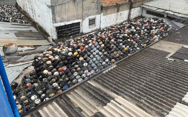 Polícia encontra milhares de capacetes escondidos em telhado