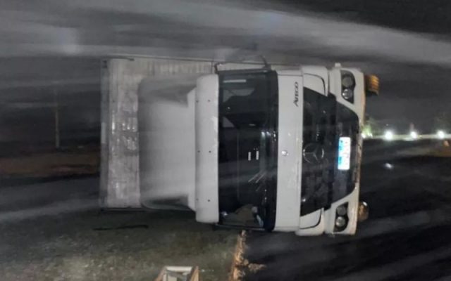 Caminhão tomba com vento de 157 km/h; veja o vídeo