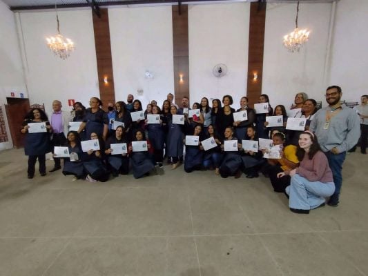 Curso do Projeto Cozinha-Escola entrega certificados em Barão de Cocais