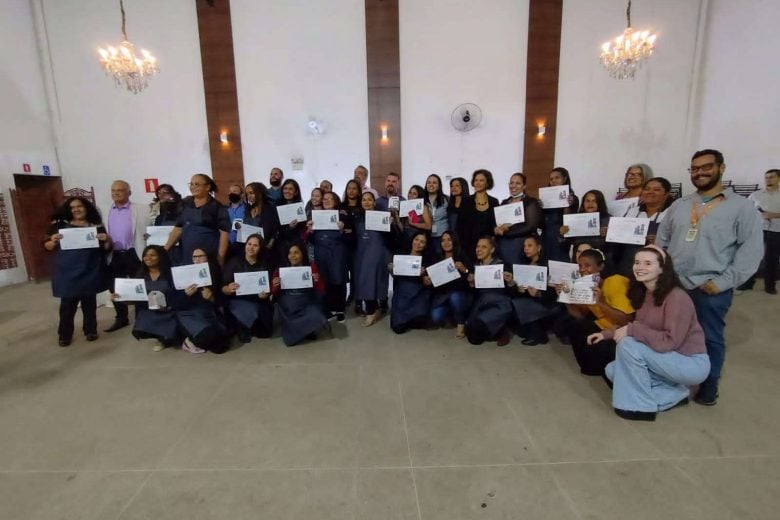 Projeto Cozinha-Escola entrega certificados em Barão de Cocais