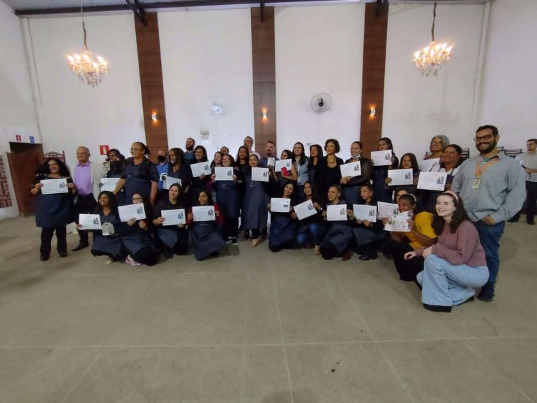 Projeto Cozinha-Escola entrega certificados em Barão de Cocais