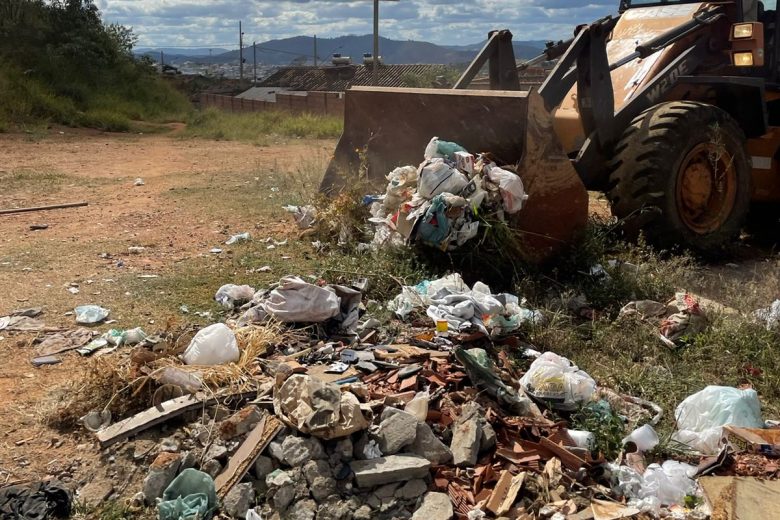Mais de 30 caminhões de entulhos e lixo são retirados do bairro Planalto