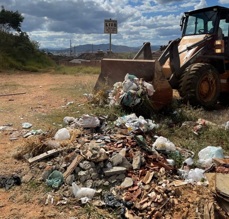 Mais de 30 caminhões de entulhos e lixo são retirados do bairro Planalto