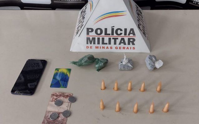 Carro é abandonado com drogas no Centro de Monlevade; PM procura suspeitos