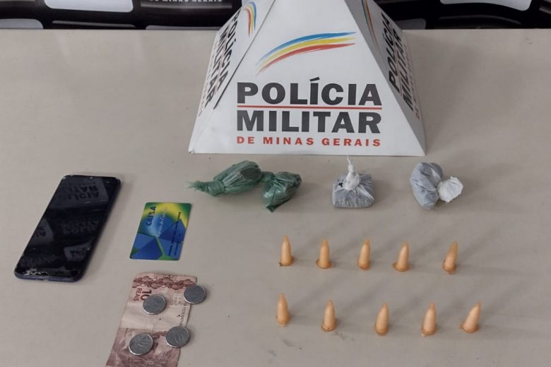 Carro é abandonado com drogas no Centro de Monlevade; PM procura suspeitos