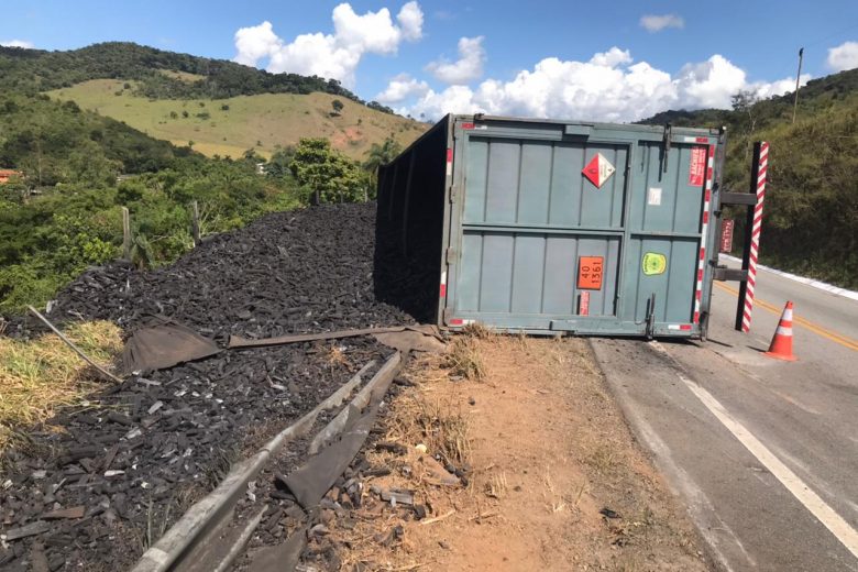 Carreta com carvão vegetal tomba na estrada de Nova Era