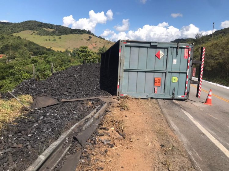Carreta com carvão vegetal tomba na estrada de Nova Era