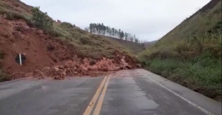Barranco cai e BR-262, em Rio Casca, é interditada; veja o vídeo