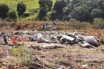Motorista morre após carreta capotar em ribanceira na MGC-120