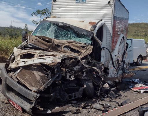 caminhao-fica-destruido-em-acidente-na-br-381-em-caete