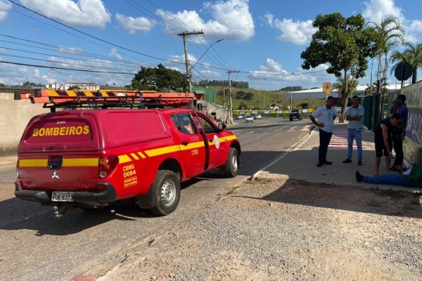 carro-despenca-em-ribanceira-no-bairro-gabiroba