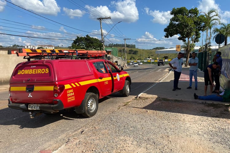 Carro despenca em ribanceira no bairro Gabiroba