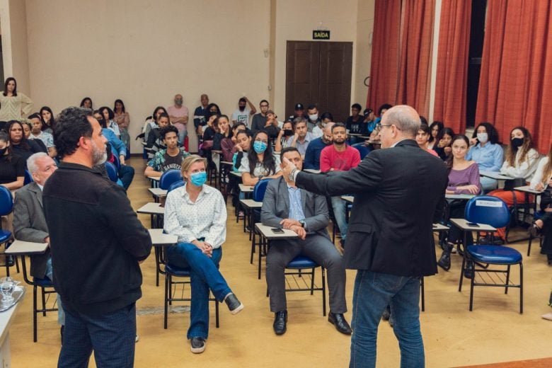 Curso de Empreendedorismo Juvenil tem início em Itabira; Marco Antônio Lage faz aula inaugural