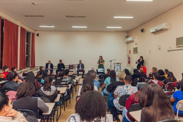 Curso de Empreendedorismo Juvenil tem início em Itabira; Marco Antônio Lage faz aula inaugural
