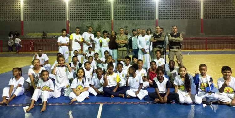 Policiais militares da 239ª Cia PM do 52º Batalhão participaram de uma Roda de Conversa com o Grupo Fênix Capoeira