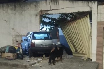 Carro invade residência e deixa feridos no bairro Fênix
