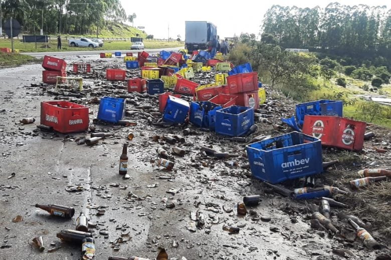 Carga de cerveja desprende de carreta e interdita a MG-129 em Itabira