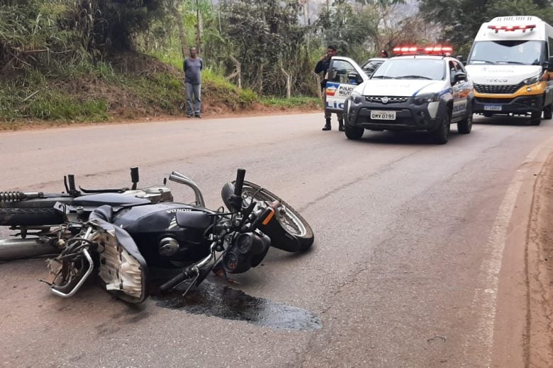 Motociclista morre ao colidir contra carreta na estrada 105