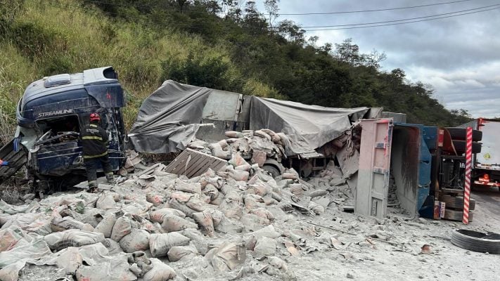 Acidente entre duas carretas causa grande congestionamento na BR-381, em Ravena