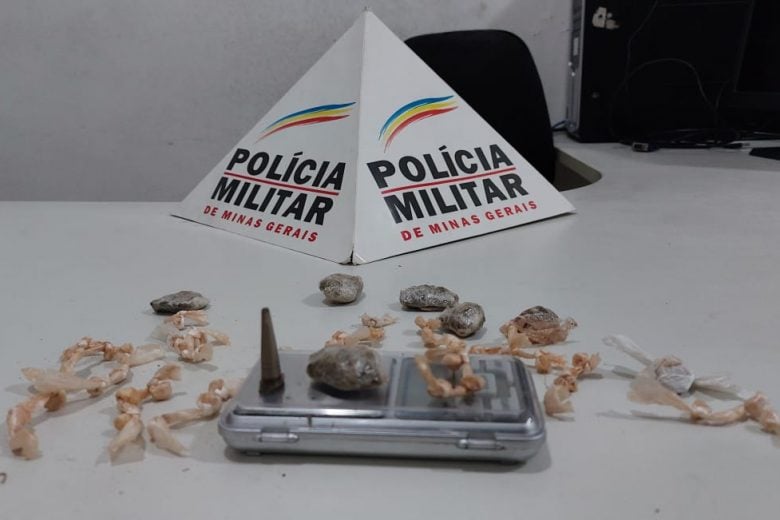 Polícia apreende quase 50 pedras de crack no Fênix