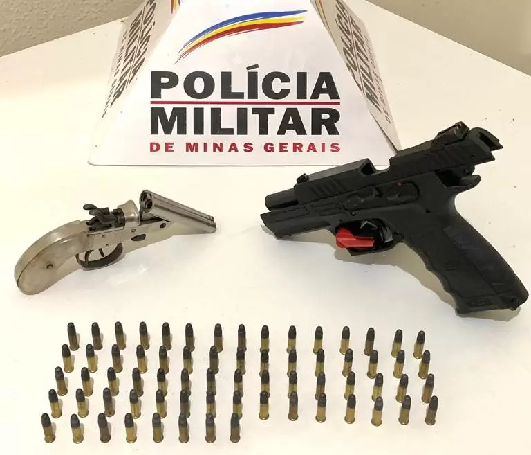 PM apreende garrucha e pistola ao verificar denúncia anônima