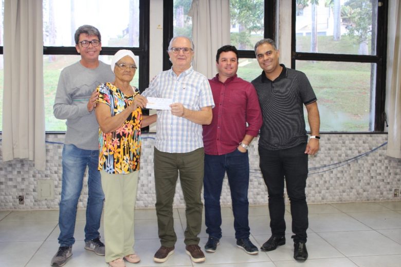 Prefeitura de Monlevade entrega cheques do programa Recupera Minas