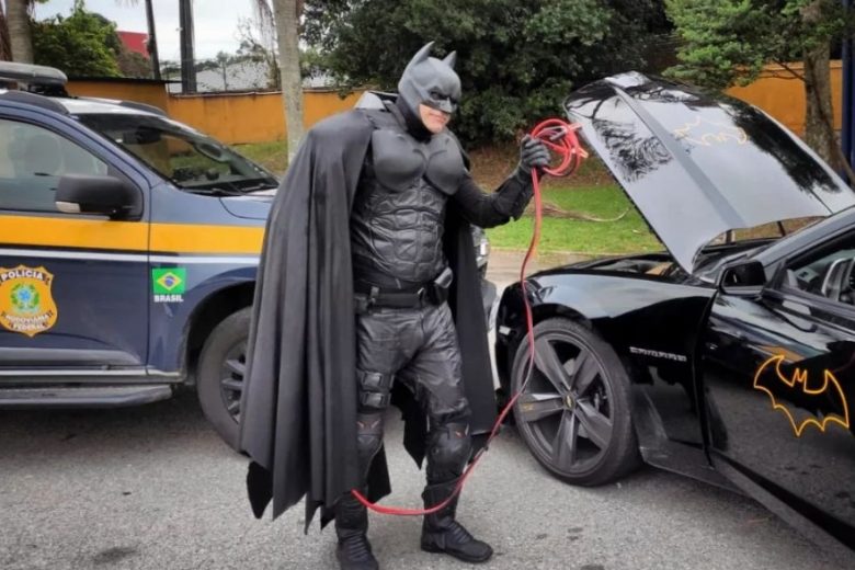 Batman pede ajuda da PRF depois de “batmóvel” ficar sem bateria