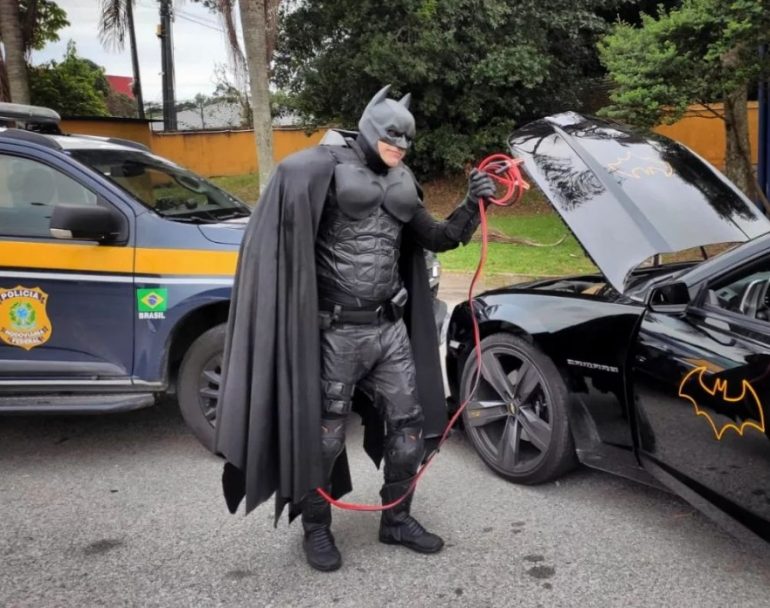 Batman pede ajuda da PRF depois de “batmóvel” ficar sem bateria
