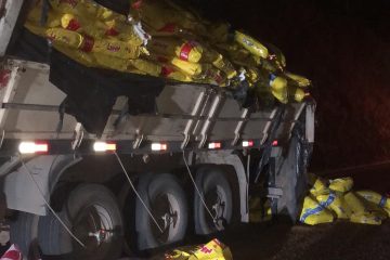 Urgente: carreta e ônibus com passageiros se envolvem em acidente grave na MGC-120