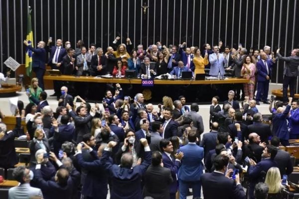 Piso salarial da enfermagem é aprovado na Câmara dos Deputados