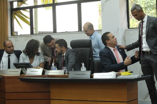 Orçamento impositivo retorna à pauta da Câmara de Itabira; projeto divide vereadores