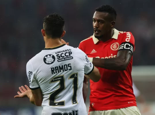Jogador do Corinthians é preso por injúria racial contra Edenilson e liberado após fiança