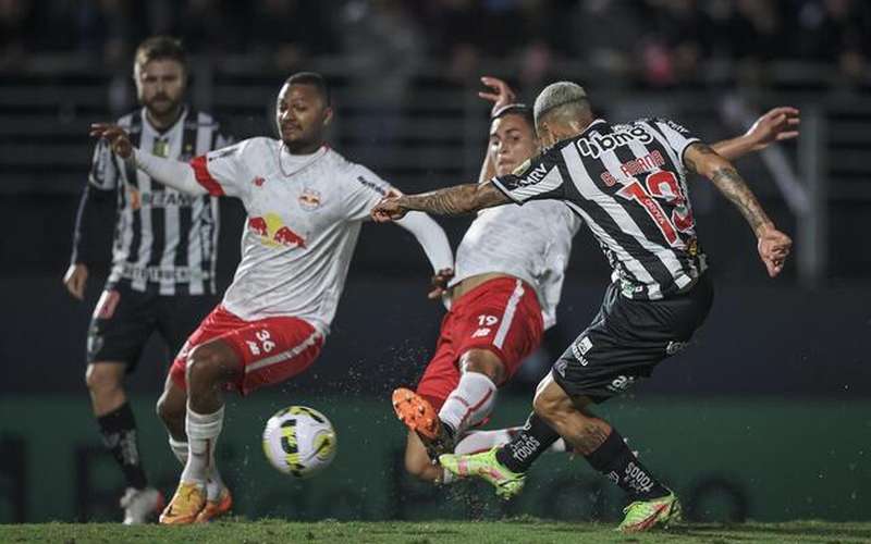 Bragantino x Atlético: CBF divulga áudio do VAR em pênalti anulado