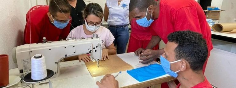 Presos da Penitenciária de Uberlândia produzem lençóis para hospitais