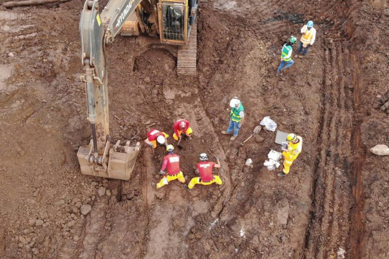 Bombeiros encontram ossada em área de buscas em Brumadinho