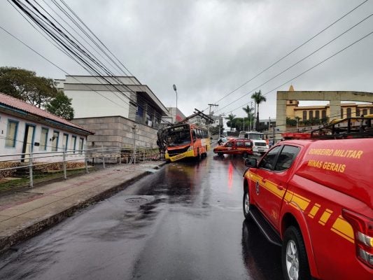 ônibus bate contra poste em Contagem