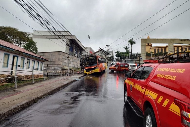 Ônibus bate em poste e passageiros ficam feridos em Contagem