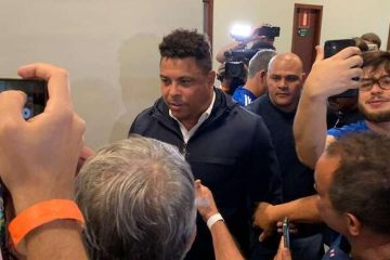 Ronaldo é tietado pela torcida do Cruzeiro ao chegar para jogo com Remo