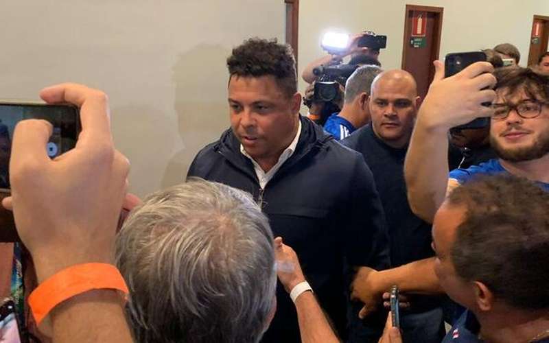 Ronaldo é tietado pela torcida do Cruzeiro ao chegar para jogo com Remo