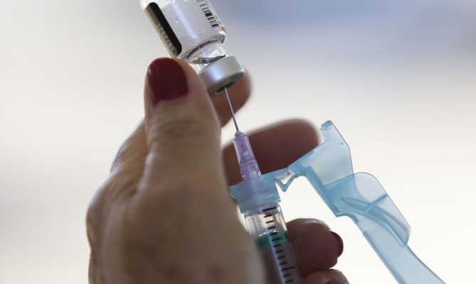 Covid: Monlevade divulga cronograma de vacinação para bebês e idosos