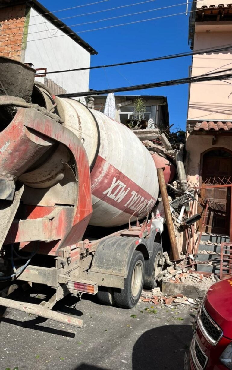 Motorista de betoneira morre após caminhão colidir contra residência em BH
