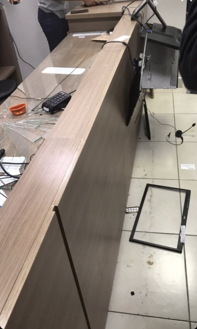 Homem quebra recepção de clínica e acusa dentista de ter colocado chip no dente da esposa