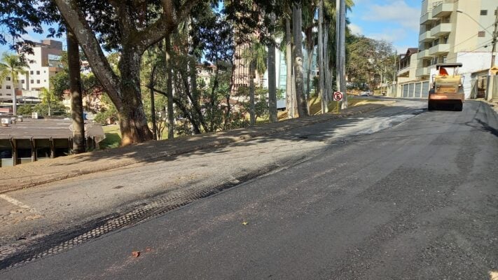 Rua Geraldo Miranda e trecho da Gomes Batista recebe asfalto em Monlevade