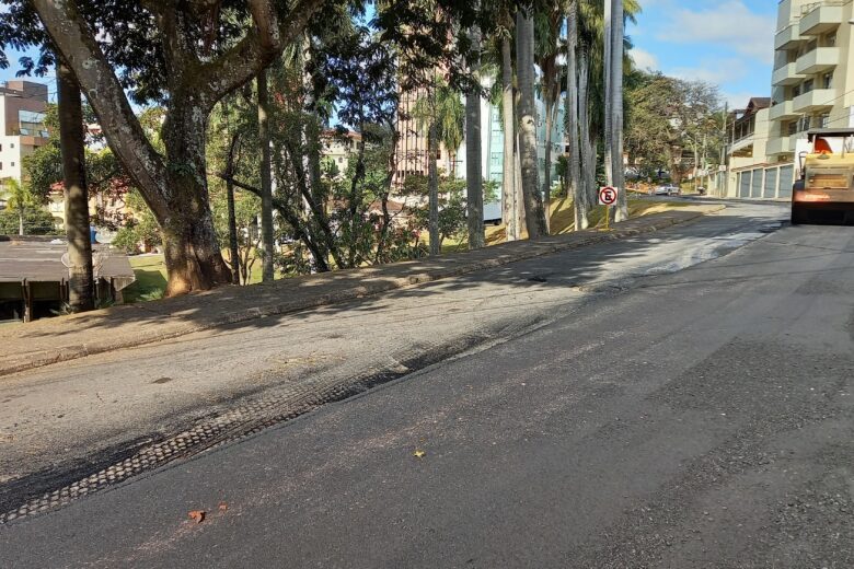 Rua Geraldo Miranda e trecho da Gomes Batista recebem asfalto em Monlevade