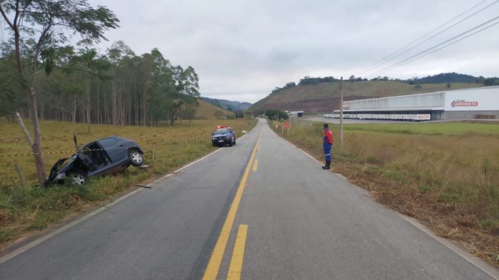 animal-na-pista-causa-acidente-grave-na-mgc-120