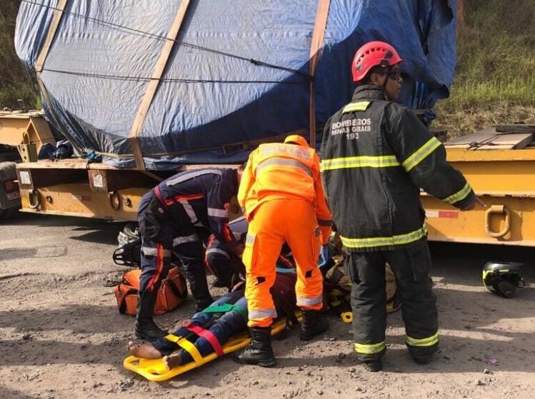 Motociclista morre em colisão com carreta na BR-381