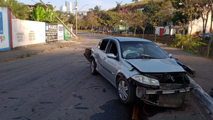 carro-fica-destruido-apos-colidir-contra-um-poste-em-itabira
